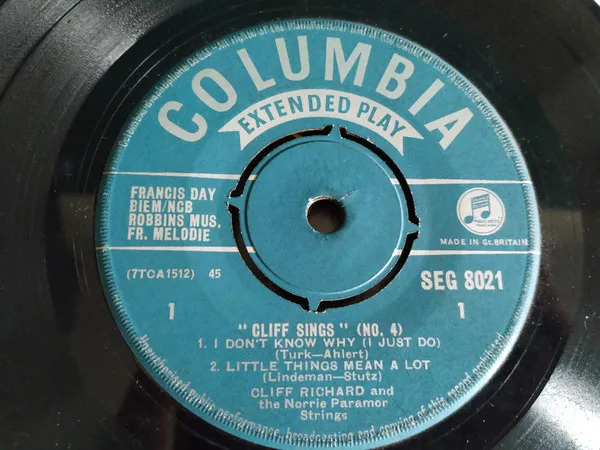 Cliff Sings No.4