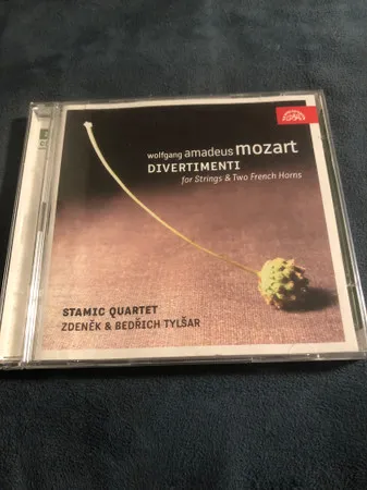 Mozart :  Divertimenta  pro smyčcové kvarteto a dva lesní rohy