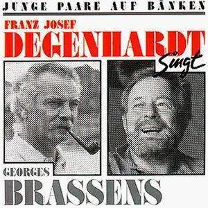 Junge Paare auf Bänken