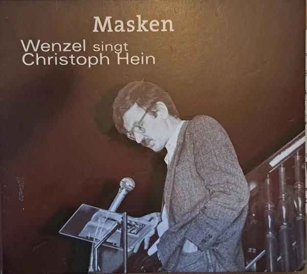 Masken: Wenzel singt Christoph Hein