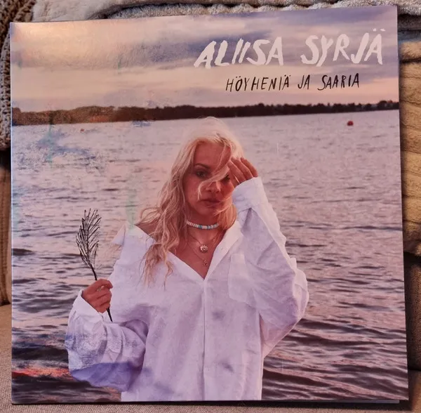 Höyheniä Ja Saaria